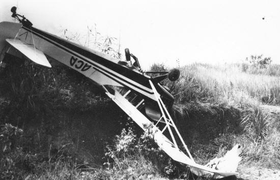 040-namb-avioneta-acidente.jpg (276236 bytes)