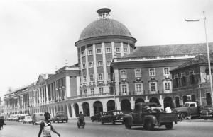 126-luanda-banco-angola.jpg (316579 bytes)